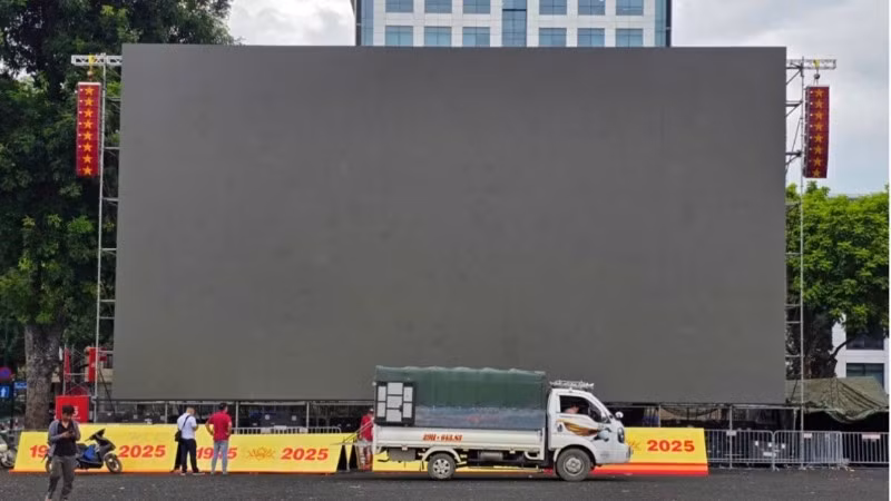 Màn hình LED tại 61 Phố Trần Phú.