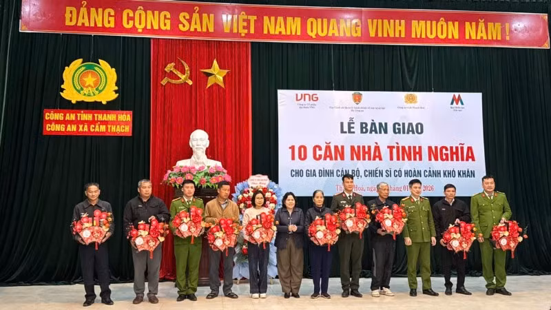 Trao tặng nhà tình nghĩa cho cán bộ, chiến sĩ có hoàn cảnh khó khăn.