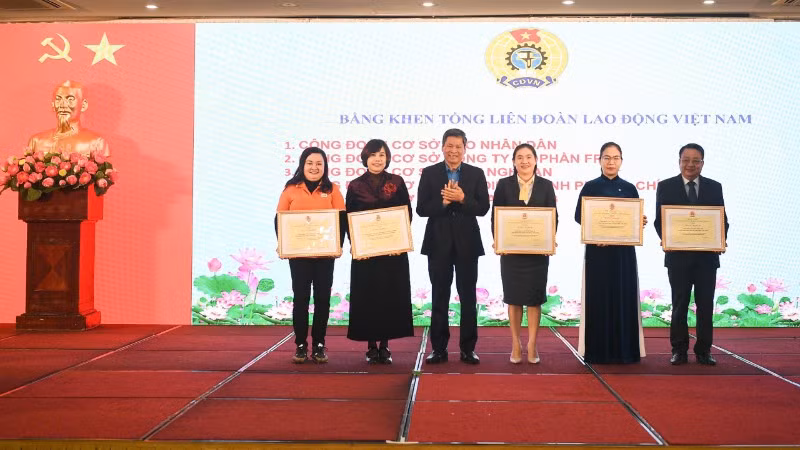 Đồng chí Huỳnh Thanh Xuân trao tặng Bằng khen của Tổng Liên đoàn Lao động Việt Nam tặng 5 tập thể trực thuộc Công đoàn Khoa học và Công nghệ Việt Nam.