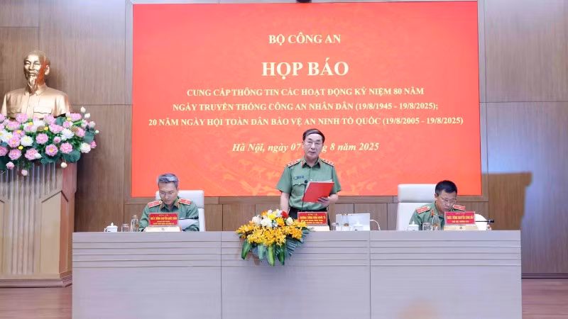 Thượng tướng Trần Quốc Tỏ chủ trì họp báo.