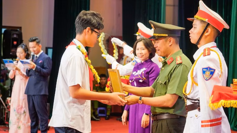 Trao thưởng cho học sinh là con em cán bộ, chiến sĩ Công an Thủ đô.
