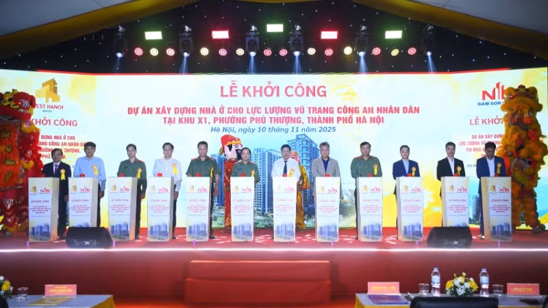 Các đại biểu thực hiện nghi thức khởi công Dự án.