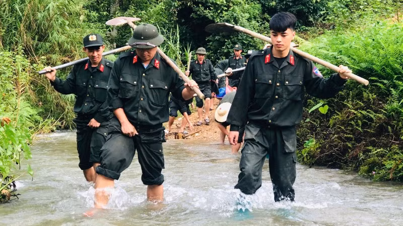 Băng rừng, lội suối đến vùng sâu, vùng xa xóa nhà tạm, nhà dột nát cho nhân dân tỉnh Thái Nguyên.