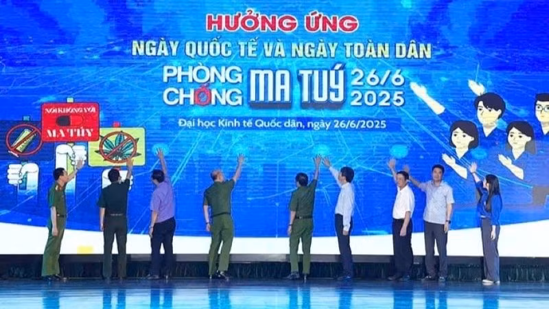 Các đại biểu tiến hành nghi thức phát động hưởng ứng Tháng hành động phòng, chống ma túy.