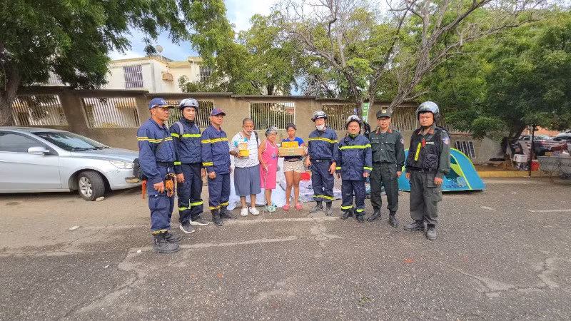 Đoàn Công tác Bộ Công an thăm hỏi, chia sẻ khẩu phần ăn, động viên gia đình nạn nhân. (Ảnh: Bộ Công an)