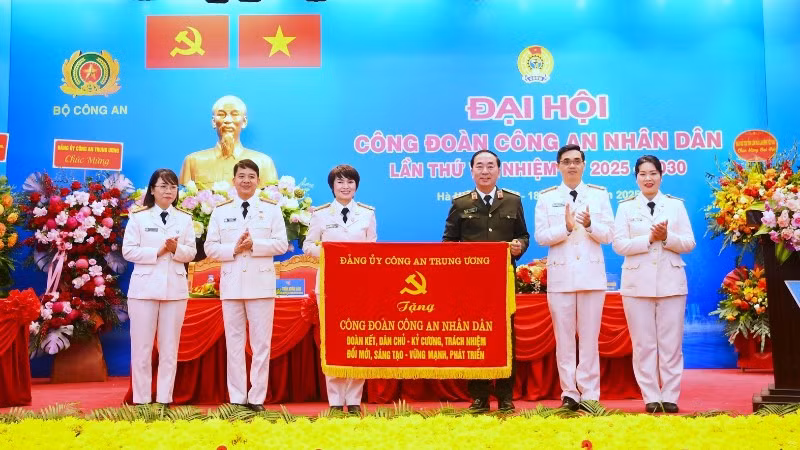 Thứ trưởng Trần Quốc Tỏ trao lẵng hoa và bức trướng của Đảng ủy Công an Trung ương tặng Công đoàn Công an nhân dân.