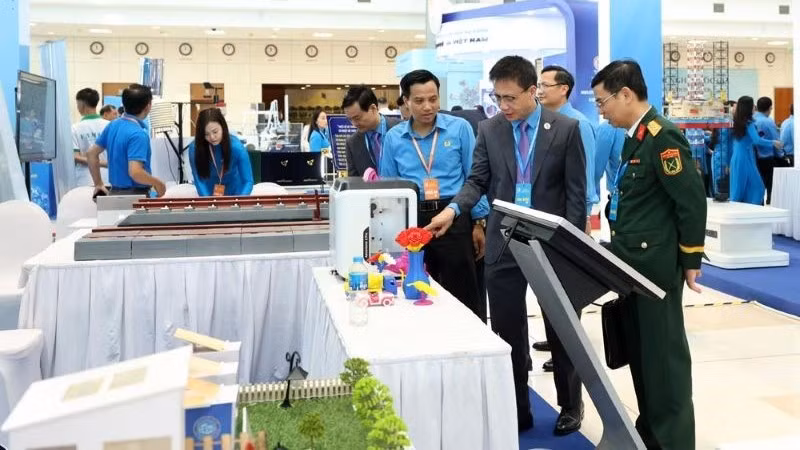 Đại biểu tham quan Không gian trưng bày các công trình, sản phẩm, sáng kiến, sáng tạo tiêu biểu của đoàn viên, người lao động toàn quốc. (Ảnh: HẢI NGUYỄN)