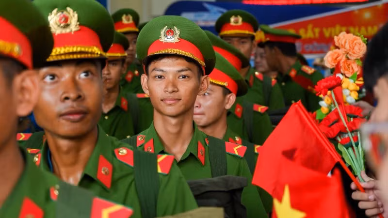 566 cán bộ, chiến sĩ Trung đoàn Cảnh sát cơ động Đông Nam đã cập Ga Hà Nội.