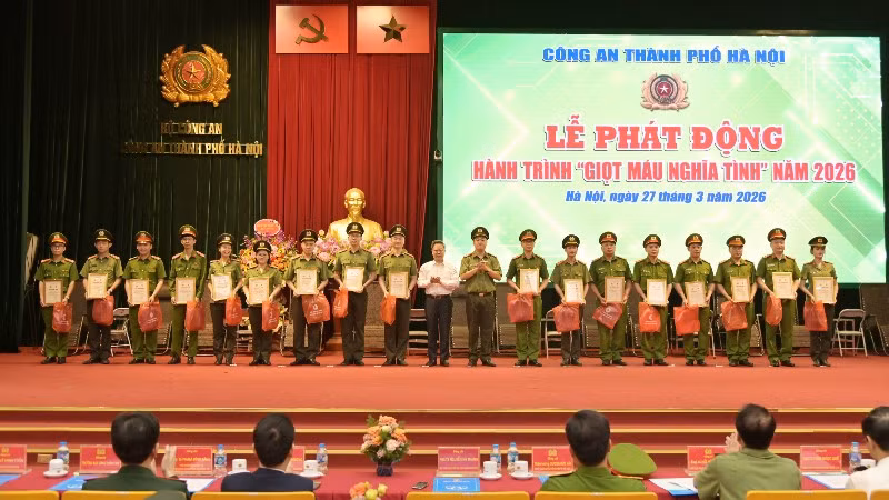 Biểu dương 20 cá nhân hiến máu tiêu biểu trong Lễ phát động chương trình “Giọt máu nghĩa tình” năm 2026 của Công an Thủ đô.