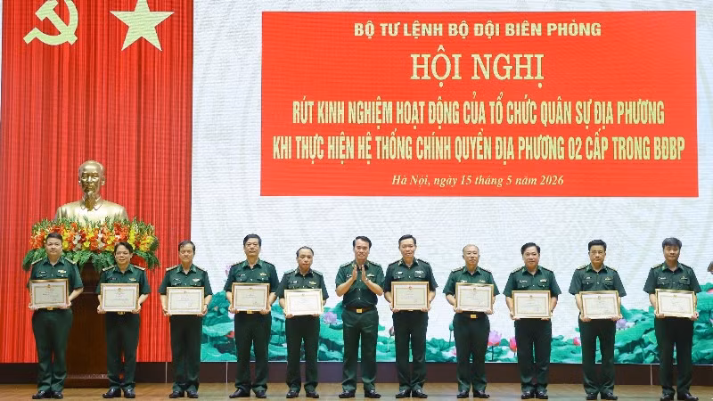 Bộ Tư lệnh Bộ đội Biên phòng đã tặng Bằng khen cho tập thể, cá nhân có thành tích xuất sắc.
