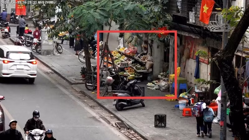 Hình ảnh lấn chiếm vỉa hè, lòng đường được hệ thống camera ghi nhận và truyền về Trung tâm Chỉ huy Công an thành phố Hà Nội.