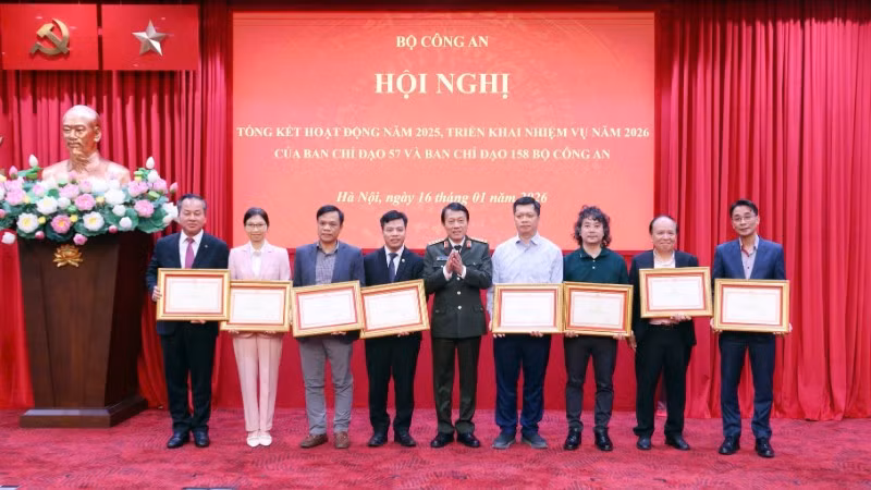 Bộ trưởng Lương Tam Quang trao Bằng khen của Bộ Công an tặng các tập thể, cá nhân có thành tích xuất sắc.