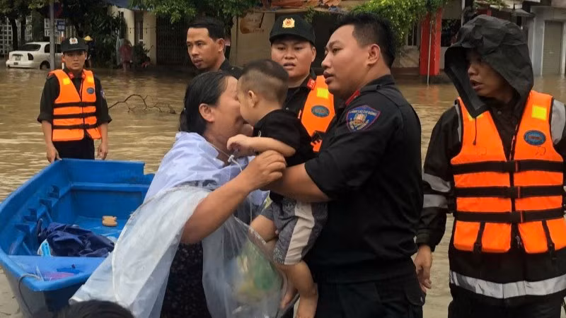 Giúp người già và trẻ em ở địa bàn ngập sâu tỉnh Thái Nguyên di chuyển đến nơi an toàn.