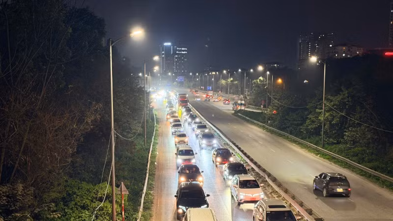 Nửa đêm ngày mùng 5 Tết lượng phương tiện tăng cao, đổ về thành phố Hà Nội.