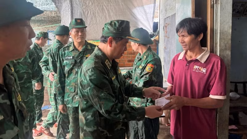 Thiếu tướng Trần Ngọc Hữu, Phó Tư lệnh Bộ đội Biên phòng động viên, tặng quà các gia đình chịu ảnh hưởng nặng nề bởi mưa lũ.