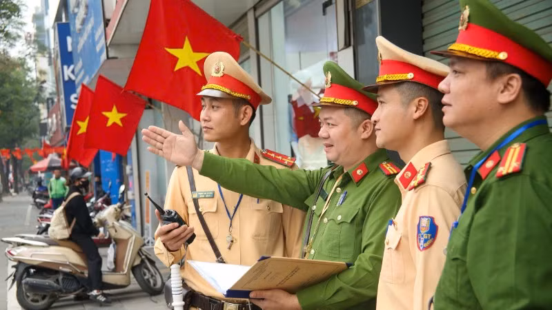 Đội Cảnh sát giao thông đường bộ số 6 phối hợp Công an phường Yên Hòa giữ gìn trật tự an toàn giao thông, trật tự đô thị trên tuyến đường “Ba nhất”.