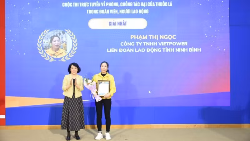 Ban tổ chức trao giải Nhất cá nhân cho chị Phạm Thị Ngọc, Công ty Trách nhiệm hữu hạn VietPower, Liên đoàn Lao động tỉnh Ninh Bình.