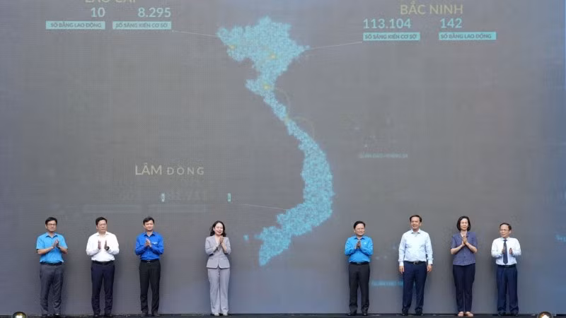  Các đại biểu tại điểm cầu thành phố Hà Nội thực hiện nghi thức phát động phong trào thi đua toàn quốc “Lao động giỏi-Năng suất cao-Thu nhập tốt”. (Ảnh: HỮU CHÁNH)