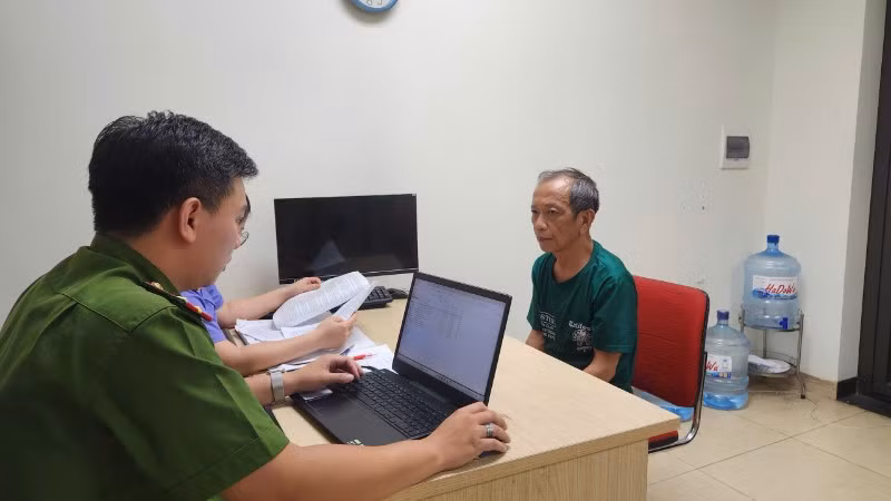 Đối tượng Nguyễn Tiến Nam tại cơ quan điều tra.
