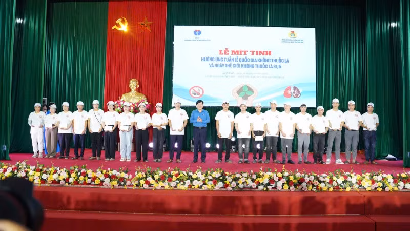 Phó Chủ tịch Tổng Liên đoàn Lao động Việt Nam Nguyễn Xuân Hùng trao quà tặng công nhân lao động có hoàn cảnh khó khăn tại Lễ mít tinh.