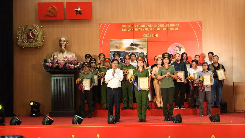 Ban Tổ chức trao Giấy chứng nhận, giải thưởng cho các tác giả đạt giải.