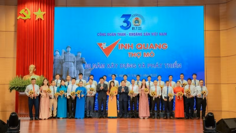 vinh-danh-dot-1-1281.jpg