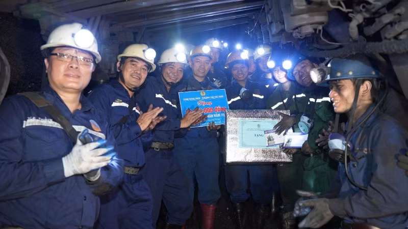 Chủ tịch Công đoàn Than-Khoáng sản Việt Nam Lê Thanh Xuân thăm, tặng quà thợ mỏ trong Tháng Công nhân 2026.