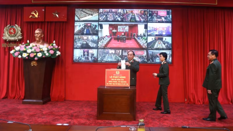 Thượng tướng Trần Quốc Tỏ và các đại biểu ủng hộ đồng bào miền Trung, Tây Nguyên bị ảnh hưởng bởi lũ lụt.