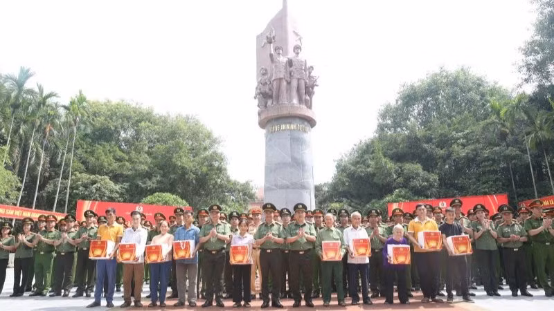 Đoàn Công tác Công an thành phố Hà Nội tặng quà các gia đình chính sách xã Minh Thanh.