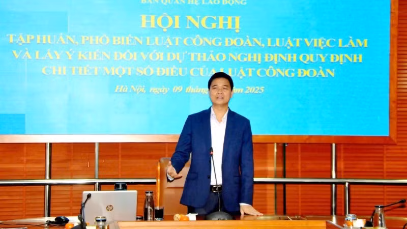 Đồng chí Ngọ Duy Hiểu, Phó Chủ tịch Tổng Liên đoàn Lao động Việt Nam, trình bày những điểm mới của Luật Công đoàn năm 2024 (sửa đổi, bổ sung năm 2025).