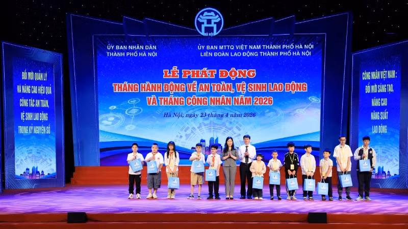 Ủy ban nhân dân thành phố tặng 100 suất quà cho con công nhân có hoàn cảnh khó khăn. (Ảnh: HẢI HÀ)