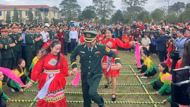 Xuân Biên phòng, ấm lòng dân bản tại xã Hương Xuân, Hà Tĩnh.