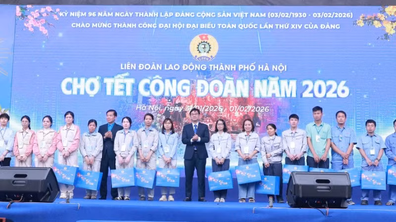 Tặng quà công nhân, lao động có hoàn cảnh khó khăn tại Chợ Tết.