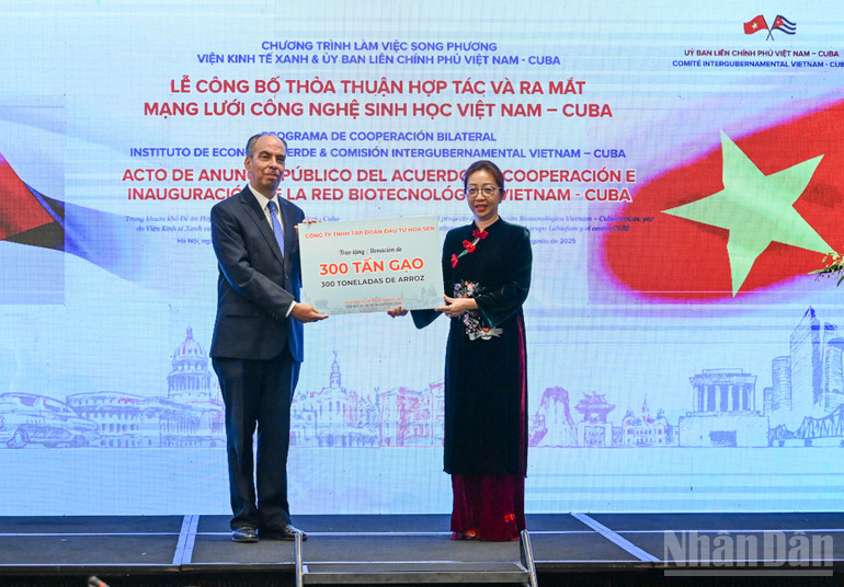 Đại diện doanh nghiệp Việt Nam trao tặng hơn 300 tấn gạo hỗ trợ nhân dân Cuba. ndo_br_bnd-7036.jpg