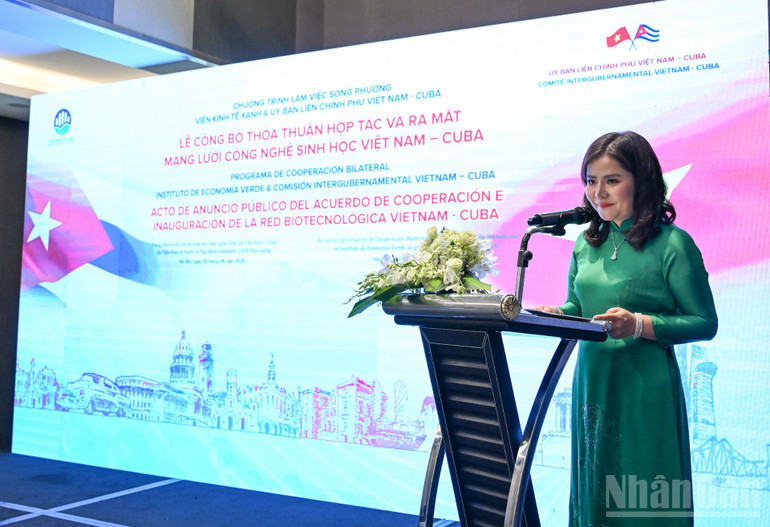Bà Dương Thị Bạch Liên - Viện trưởng Viện Kinh tế xanh phát biểu khai mạc sự kiện. ndo_br_bnd-6989.jpg