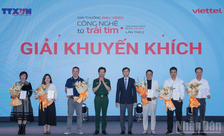 លេខាសម្ព័ន្ធយុវជនមជ្ឈិម ប្រធានសមាគមនិស្សិតវៀតណាម លោក Nguyen Minh Triet និងលោកវរសេនីយ៍ទោ Vo Thanh Hai ប្រធាននាយកដ្ឋានម៉ាកសញ្ញា និងទំនាក់ទំនង Viettel អនុប្រធានគណៈកម្មាធិការរៀបចំពានរង្វាន់ បានប្រគល់រង្វាន់លើកទឹកចិត្តដល់អ្នកនិពន្ធ។ (រូបថត៖ THANH GIANG) ndo_br_ba4a5946.jpg
