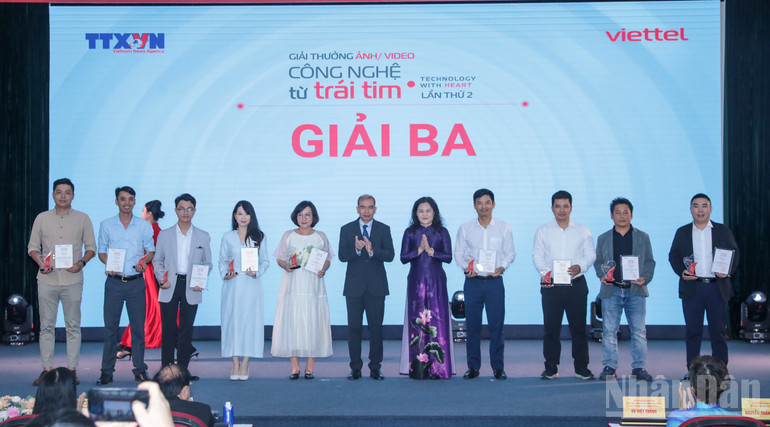 អគ្គនាយករង VNA Nguyen Thi Su ប្រគល់រង្វាន់លើកទី៣ ដល់អ្នកនិពន្ធ។ (រូបថត៖ THANH GIANG) ndo_br_ba4a6043.jpg