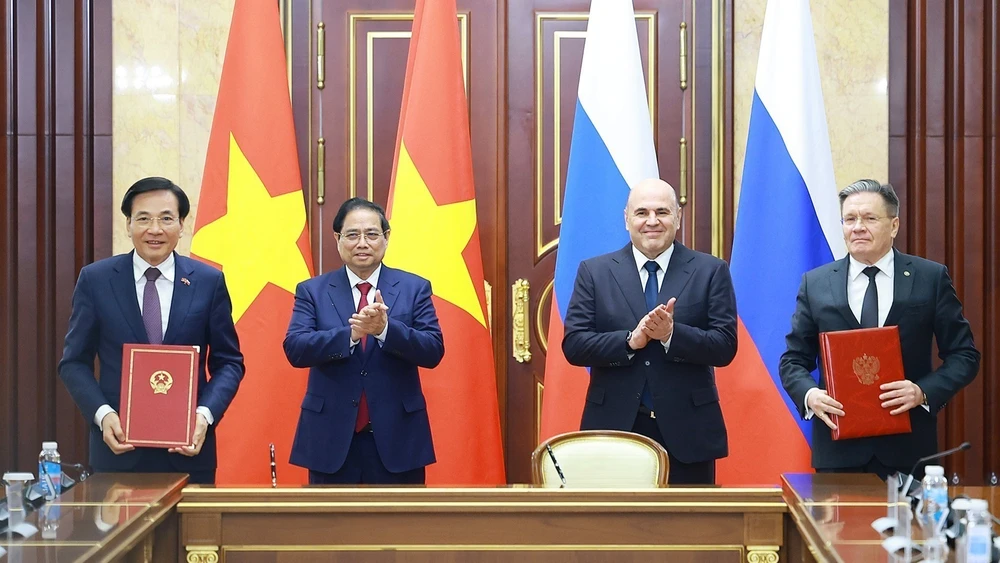 Thủ tướng Phạm Minh Chính và Thủ tướng Liên bang Nga Mikhail Mishustin chứng kiến Lễ ký kết Hiệp định về hợp tác xây dựng Nhà máy điện hạt nhân trên lãnh thổ Việt Nam. (Ảnh: Dương Giang/TTXVN)