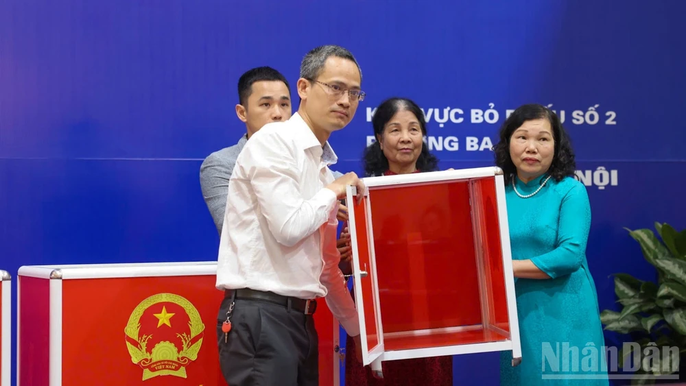 Hòm phiếu được kiểm tra công khai, bảo đảm đúng quy định, đúng pháp luật.