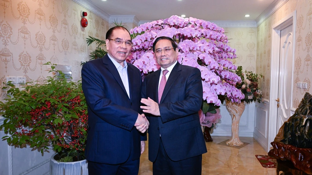 Thủ tướng Phạm Minh Chính thăm nguyên Tổng Bí thư Nông Đức Mạnh.