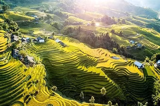 Sa Pa nổi tiếng với những thửa ruộng bậc thang tuyệt đẹp cùng các bản làng dân tộc đậm nét văn hóa đặc trưng. (Ảnh: Unsplash-Denis Sobnako)