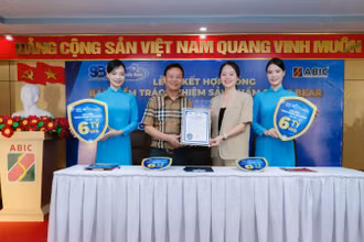 Giám đốc Bảo hiểm Agribank chi nhánh Thăng Long Nguyễn Mạnh Cường trao Chứng nhận bảo hiểm trách nhiệm sản phẩm cho Chủ tịch HĐQT Công ty cổ phần Tập đoàn SBI Lương Thị Thái Ninh.