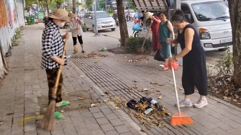 Người dân phường Ngọc Hà, thành phố Hà Nội tham gia tổng vệ sinh môi trường. 