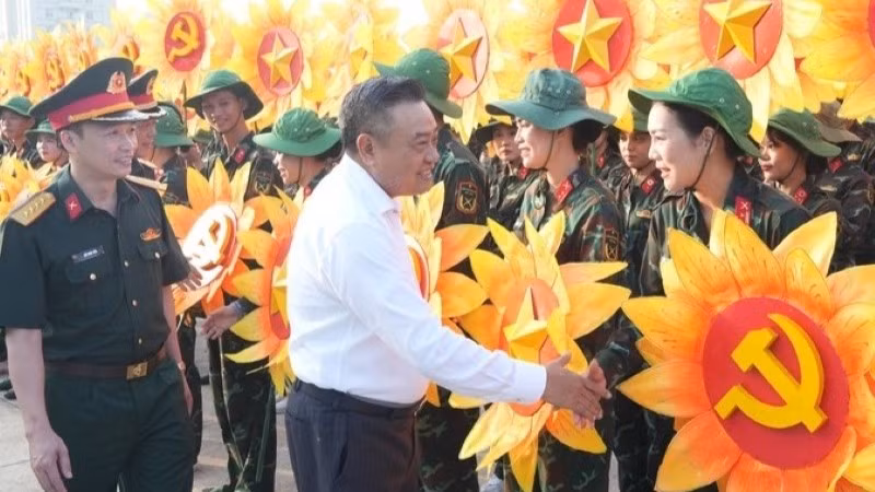 Chủ tịch thành phố Hà Nội động viên lực lượng đang tập luyện tại sân bay Bạch Mai.