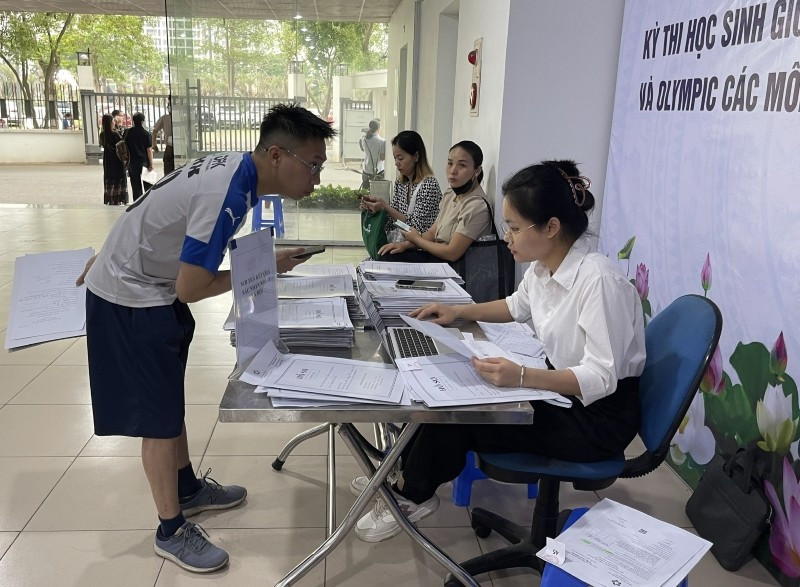Chủ đầu tư dự án nhà ở xã hội Rice City Long Châu hướng dẫn người dân hoàn thiện hồ sơ mua nhà. 