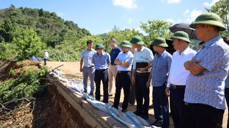 Lực lượng chức năng kiểm tra điểm sạt lở tại xã Suối Hai. 