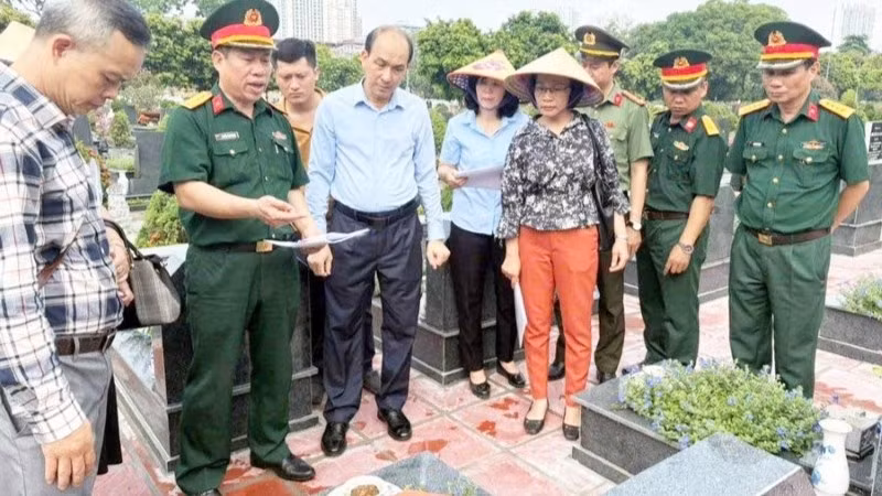 Các đơn vị chức năng khảo sát tại Nghĩa trang Mai Dịch trong “Chiến dịch 500 ngày đêm đẩy mạnh tìm kiếm, quy tập và xác định danh tính hài cốt liệt sĩ” trên địa bàn thành phố Hà Nội. (Ảnh: Thu Nguyên)