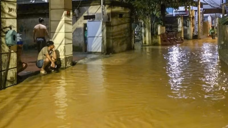 Lũ gây ngập úng khu dân cư xã Xuân Mai. 