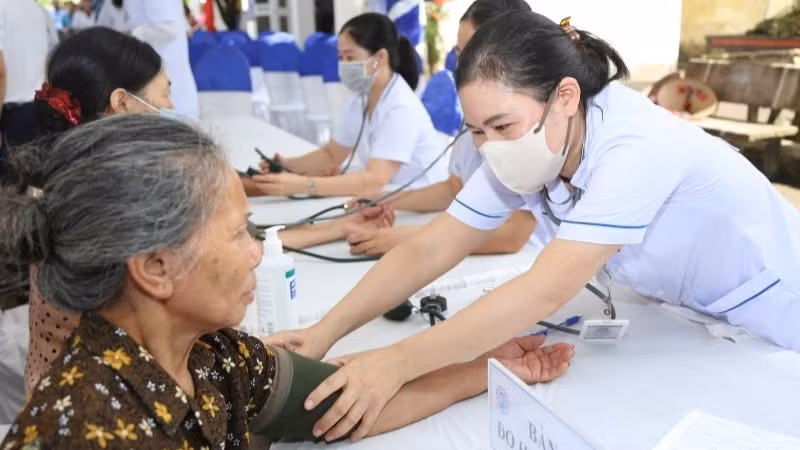 Xã Tiến Thắng tổ chức khám sức khỏe cho người dân.