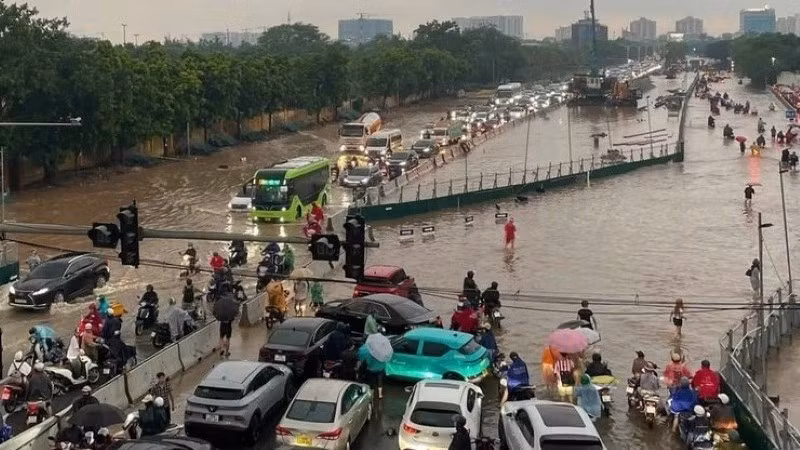 Mưa lớn ngày 31/7 gây ngập sâu tại đường Đàm Quang Trung, phường Long Biên. (Ảnh: Quang Minh)